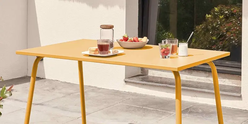 Table de jardin rectangulaire en métal jaune